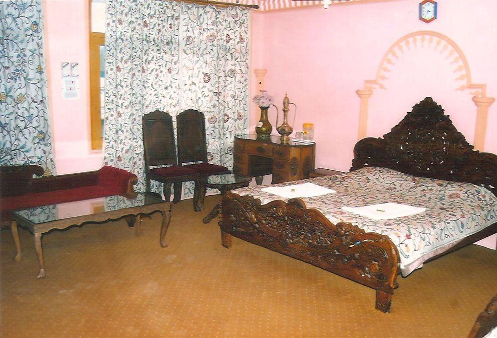 Hotel Zahgeer Continental - Srinagar Экстерьер фото
