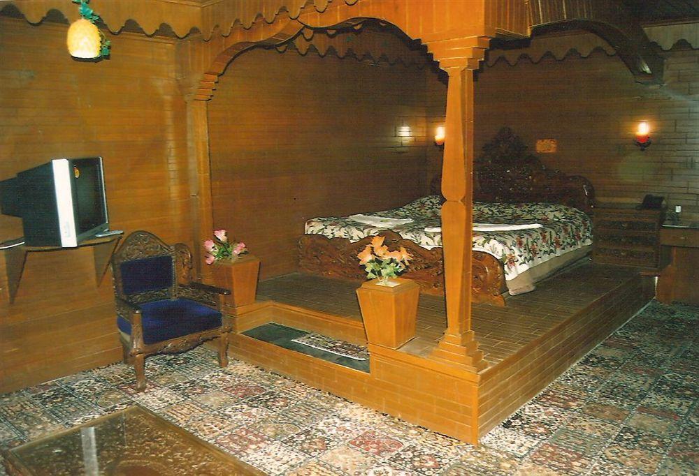 Hotel Zahgeer Continental - Srinagar Экстерьер фото