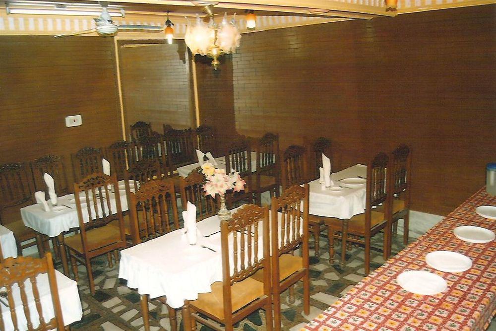 Hotel Zahgeer Continental - Srinagar Экстерьер фото
