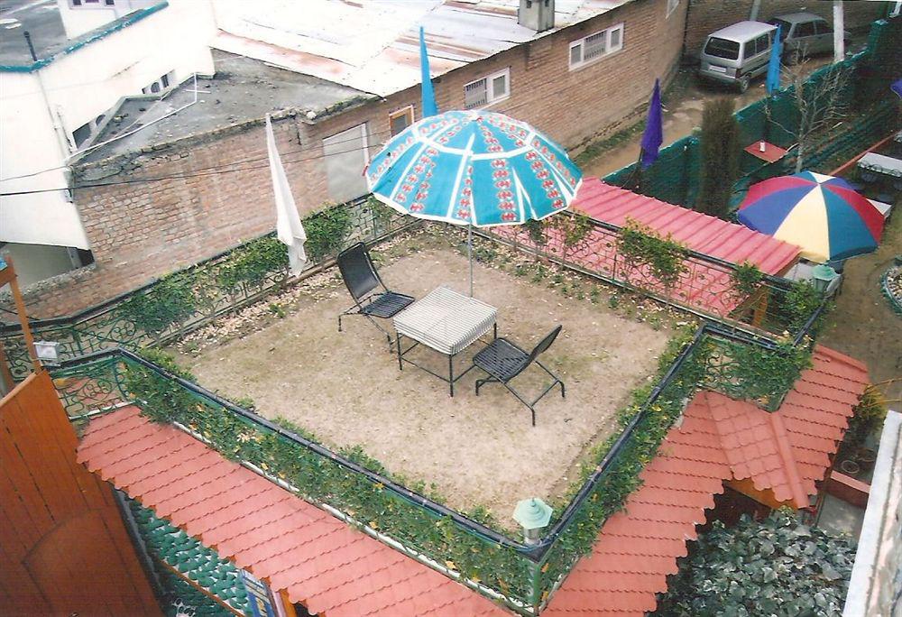 Hotel Zahgeer Continental - Srinagar Экстерьер фото